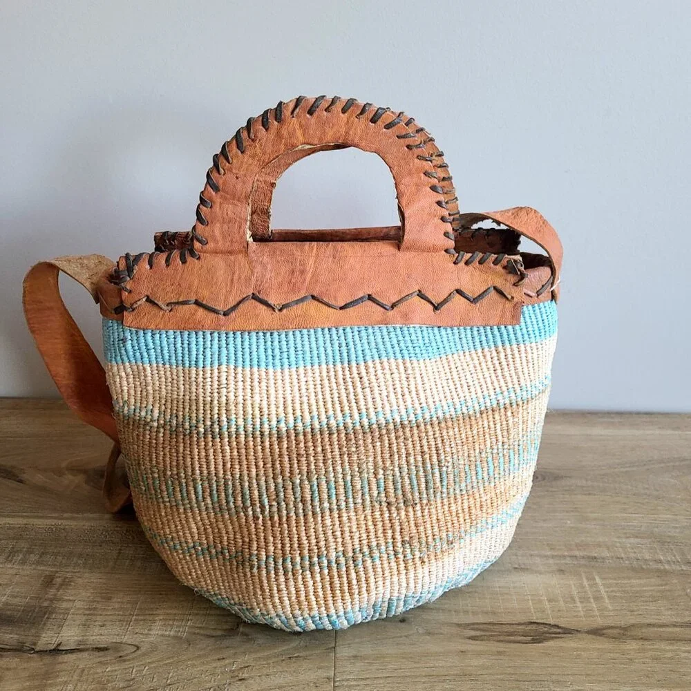 African woven sisal shoulder bag with leather strap and handles. - Picture 5 of 8